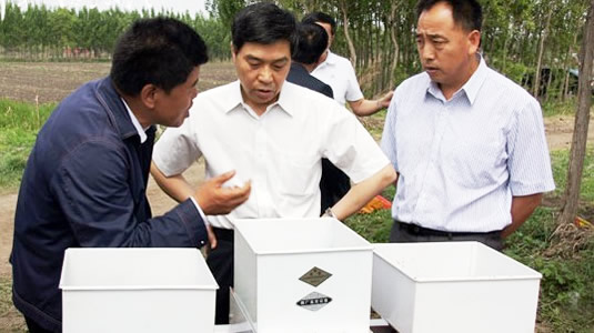 長春市農委副主任孫長占、榆樹市市長王是非一行在我公司總經理陪同下觀看2ZB-14型播種機現場演示